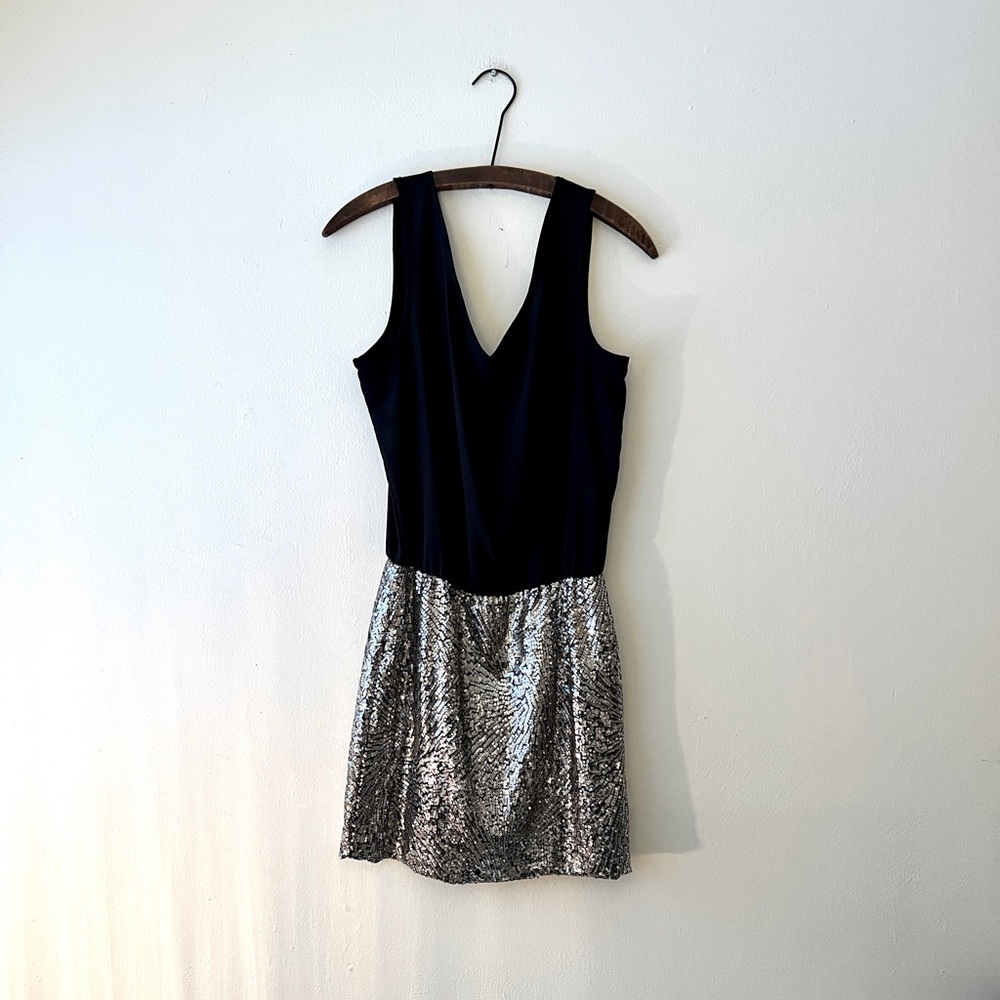 Mini hip hugger sequin v-neck NYE LBD party dress M black new years dress